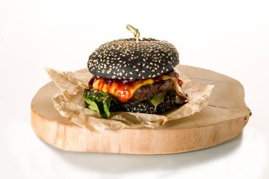 En lezzetli hamburger. Gevrek topun harika bir dolgu ile birlikte.