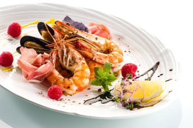 Lezzetli bir sosiçinde kral karides. Buna ek olarak inanılmaz pişmiş deniz ürünleri.