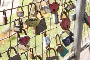 Aşk Şatosu. Çekiş kilidi takın ve düğün gününde anahtarı atın..