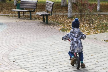 Yürüyüşe çıkmış genç bir bisikletçi. Sağlıklı bir yaşam tarzı. Trafik vardı. Bisiklete binmek. Çocukluk ve aile.