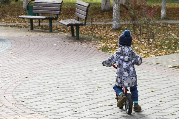 Junge Radfahrerin Bei Einem Spaziergang Gesunder Lebensstil Verkehr Fahrradtour Kindheit — Stockfoto