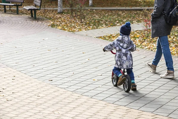 Giovane Ciclista Passeggiata Uno Stile Vita Sano Traffico Giro Bici — Foto Stock