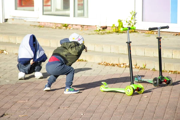 Fiúk Robogón Szórakoztató Sport Gyerekek Robogókkal Játszanak Gyerekjáték Szórakoztató Gyerekek — Stock Fotó