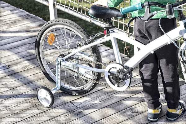 Pequeno Ciclista Passear Miúdo Domina Bicicleta Intenções Sérias Ciclismo Aprender — Fotografia de Stock