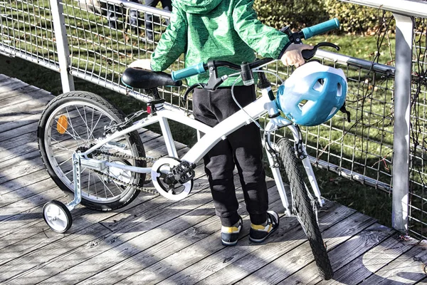 Pequeno Ciclista Passear Miúdo Domina Bicicleta Intenções Sérias Ciclismo Aprender — Fotografia de Stock