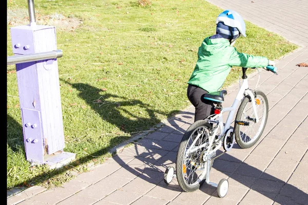 Radler Auf Spaziergang Das Kind Beherrscht Das Fahrrad Ernsthafte Absichten — Stockfoto