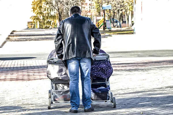 Papá Dando Paseo Con Bebés Carruajes Bebé Una Familia Gemelos — Foto de Stock