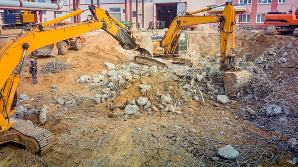 Kraftfulla Grävmaskiner Demonterar Betong Byggarbetsplats Nedmontering Industribyggnad Förstöring Armerad Betong — Stockfoto