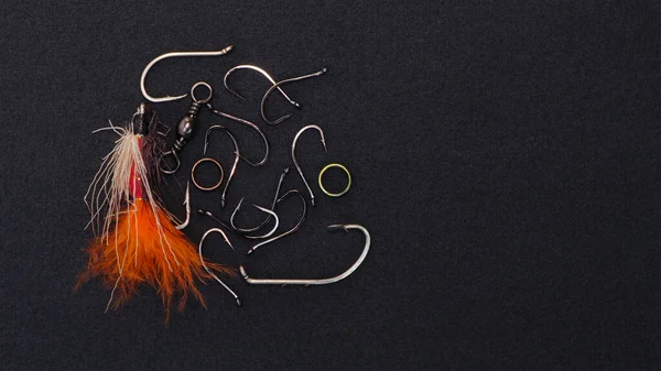 Αλιευτικά Άγκιστρα Και Πετούν Χειροκίνητα Για Ψάρεμα Μύγας Μαύρο Φόντο — Φωτογραφία Αρχείου