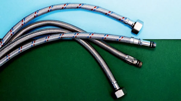 Elastyczne Węże Wodne Metalowej Wylewce Podłączenia Urządzeń Hydraulicznych Zielono Niebieskie — Zdjęcie stockowe