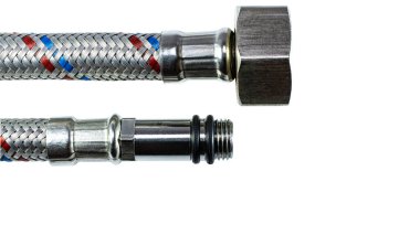 Tesisatı bağlamak için hortumlar. İnşaatta tesisat işi. Sıcak ve altın su. Yakın plan. İzole edilmiş arkaplan