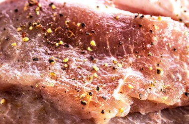 Baharatlı taze et arkaplanı. Yakın plan. Yemek pişirme Et ürünleri reklamı konsepti.