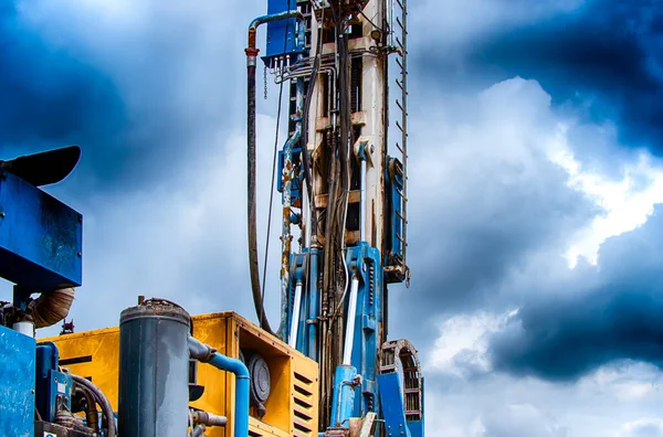 Sondaj Kulesi Toprağın Derinliklerinde Derin Kuyular Kazıyorlar Endüstri Inşaat Mineral — Stok fotoğraf