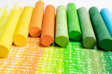 Çok renkli pastel boya kalemleri. Çizim ve yaratıcılık için malzemeler. Parlak su bazlı boyalar. Okul malzemeleri. Hobiler ve yaratıcılık.