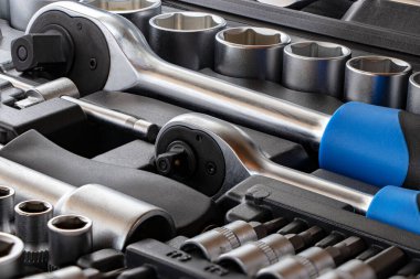 Araba tamiri için anahtarlar ve aletler. İş aletleri. Uzayı kopyala Tasarım ve reklam kavramı.