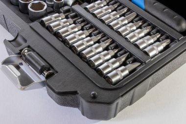 Araba tamiri için anahtarlar ve aletler. İş aletleri. Uzayı kopyala Tasarım ve reklam kavramı.