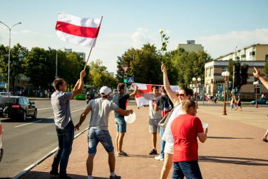 Bularus, Başkan Lukashenko 'yu protesto ediyor. Beyaz Rusya bayrağı taşıyan bir adam. Takip et. Barışçıl popüler protesto. Beyaz Rusya. Soligorsk 'ta. 08 16 2020