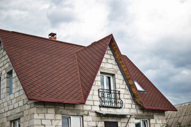 Yumuşak çatılı, beyaz gaz silikat bloklardan bir ev inşa etmek. Tamamlanmamış konut binası. İnşaat ve onarım.