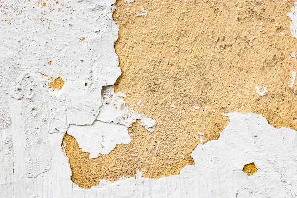 Eski tahrip edilmiş alçı. Eski alçı ve macun. Yıkılmış bina. Durgunluk. Tasarım için arka plan. Zamanın yapının üzerindeki etkisi..