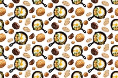 Kızartma tavasında pürüzsüz yumurta, farklı türde ekmek. Lezzetli ve doyurucu bir kahvaltı. Beyaz izole edilmiş arka plan. Yazdırma ve tasarım için kavram