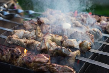 Izgarada alevli biftek.