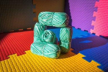 Çok renkli bir arka planda örgü skein.