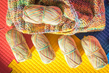 Çok renkli bir arka planda örgü skein.