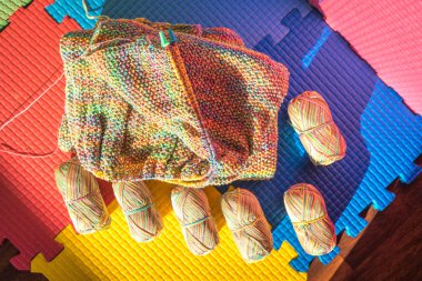 Çok renkli bir arka planda örgü skein.