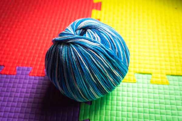 Pletení na vícebarevné pozadí. — Stock fotografie
