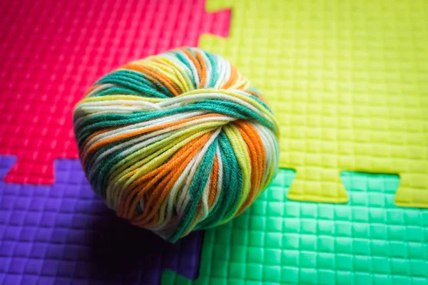 Tricot écheveau sur un fond multicolore . — Photo