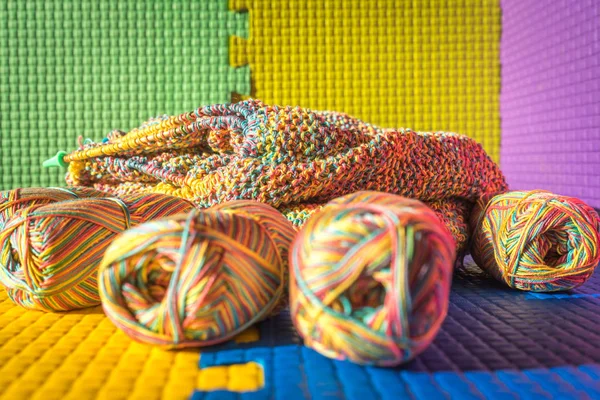 Tejer madeja sobre un fondo multicolor . — Foto de Stock