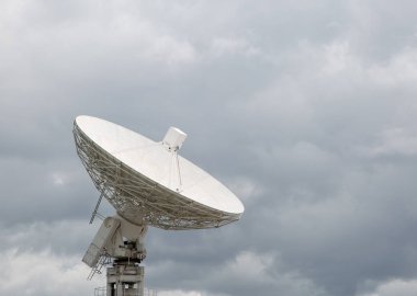 Gökyüzüne işaret radyo teleskop çanak