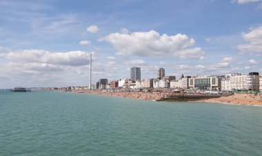 Brighton seafront ve güneşli plaj zevk insanlar beldesi