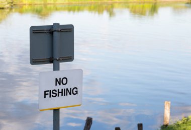 Thames Nehri kenarındaki Balık tutma yok