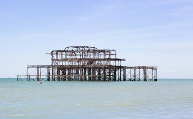 Sahipsiz pier Brighton İngiltere'de yangın tarafından tahrip