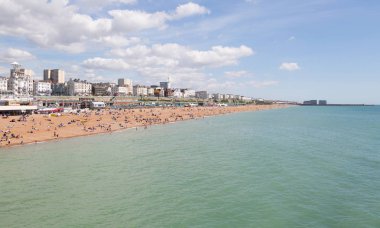 Brighton seafront ve güneşli plaj zevk insanlar beldesi
