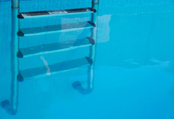 Escaleras Acero Inoxidable Bajo Agua Una Piscina — Foto de Stock