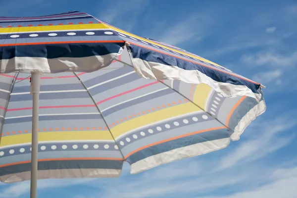 Mavi gökyüzü karşı renkli şemsiye