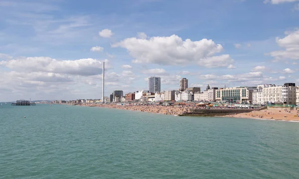Brighton seafront ve güneşli plaj zevk insanlar beldesi