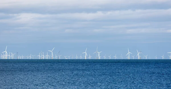 Ufukta bir offshore rüzgar çiftliği'nin yel değirmenleri 