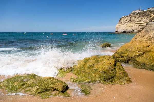 Onde Che Infrangono Sulle Rocce Sulla Spiaggia Carvoeiro Portogallo Fotografia Stock