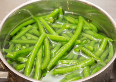 Pan yeşil fasulye yemek pişirmek için hazır