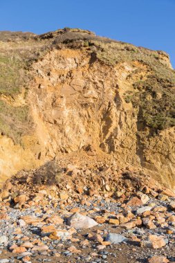 Rock büyük kazık kıyı erozyonu nedeniyle bir uçurumun üzerinden düşmüş
