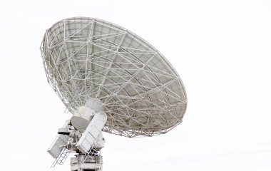 Gökyüzüne işaret radyo teleskop çanak
