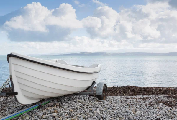 Kleines Weißes Schlauchboot Auf Einem Anhänger Der Nähe Des Meeres — Stockfoto