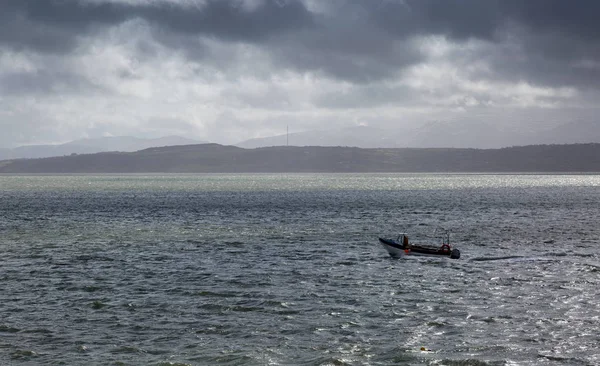 Eenzame Visser Uit Weg Naar Zee Een Stormachtige Grijze Dag — Stockfoto