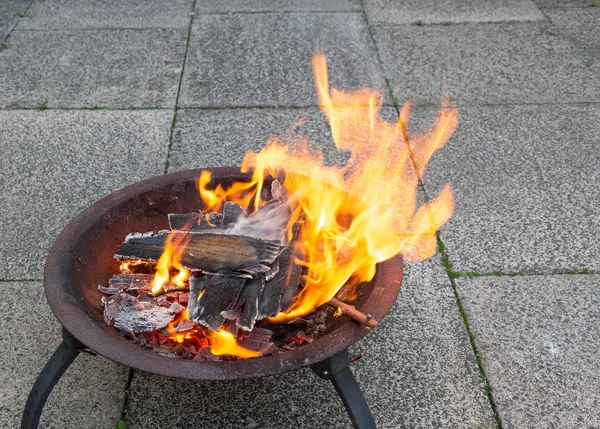 Holz Brennt Hell Einer Metallfeuergrube — Stockfoto