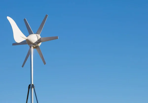 小型风力发电机 免版税图库图片