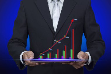 Başarı grafiği grafik hologram İşadamı elinde tablet açılır, klip yolu içerir