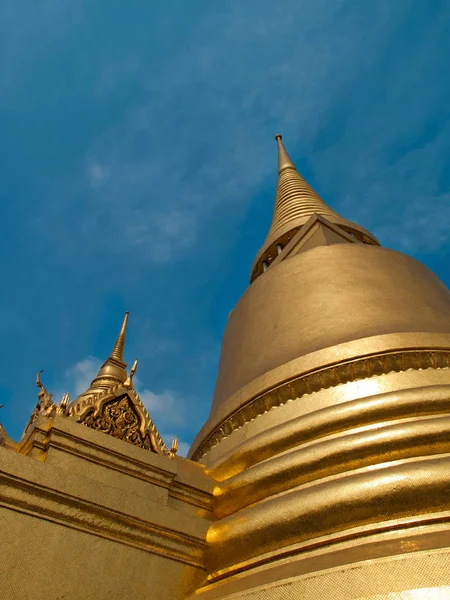 Pagoda de oro en el gran palacio y la zona de Wat Phra Kaew, Bangkok  , — Foto de Stock